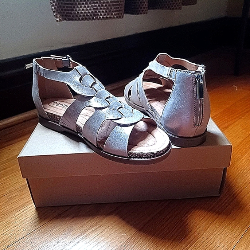 EARTH BRAND LEATHER WOMEN'S GLADIATOR SANDALS-(NWOT)